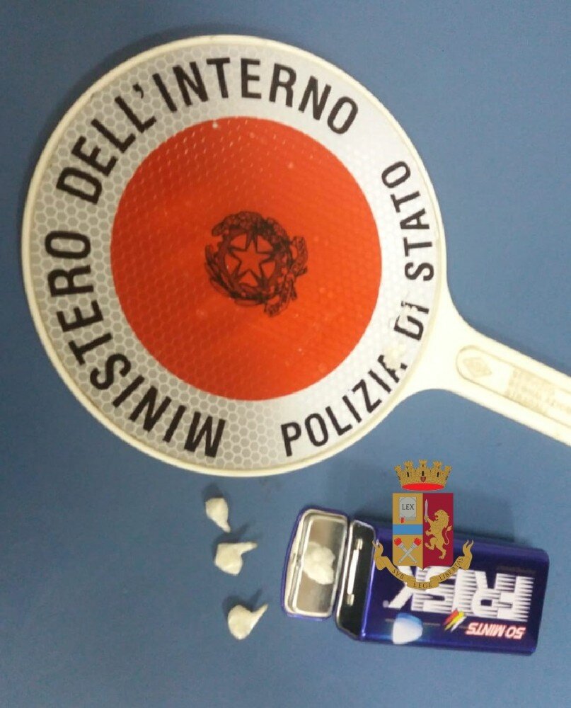 Napoli, nascondeva cocaina in una scatola di caramelle: arrestato spacciatore in zona Vasto