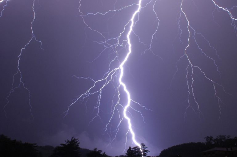 Due persone colpite da fulmine nel Cilento: uno è in Rianimazione