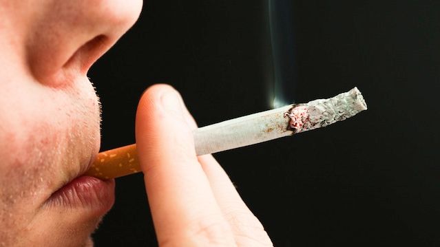 Morto perché esposto al fumo passivo in ufficio, la Cassazione: ‘Si risarciscano gli eredi’