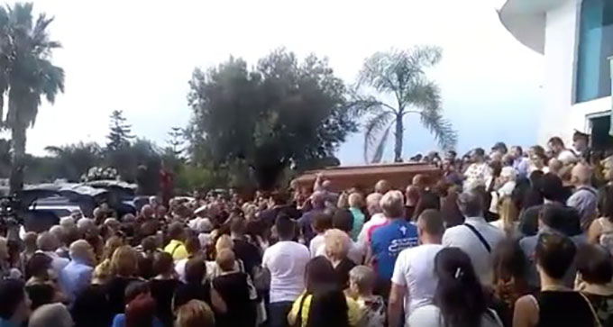 Strage del Raganello, la piccola Chiara si è svegliata dal coma: l’annuncio ai funerali dei genitori