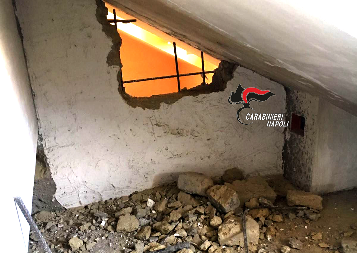 Volla, bucano parete per razziare un appartamento: arrestati in due