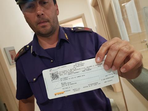 Napoli, tenta di viaggiare in treno con un falso biglietto global pass: denunciato