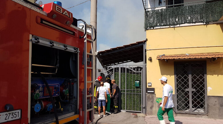 Gragnano, incendiati alcuni automezzi del caseificio Amodio: indagini sul racket