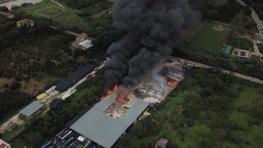 Maddaloni, misterioso incendio di materiale plastico in un deposito: nube nera su tutta la zona