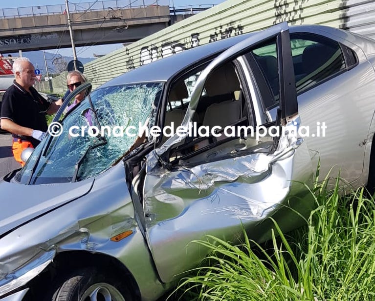 Castellammare, colpo di sonno in auto: si schianta contro il guard rail sul raccordo: ferito