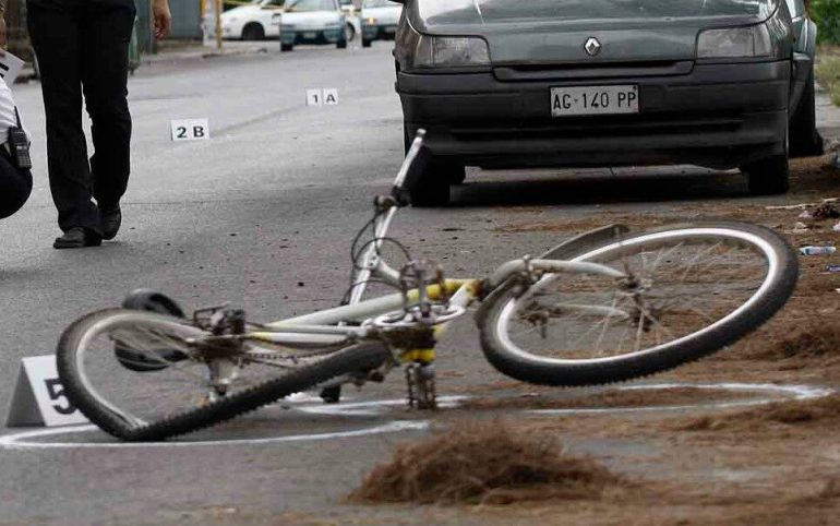 Ragazza in bici con auricolari investita e uccisa da un’auto