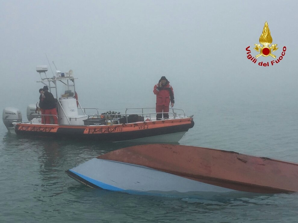 Scontro in mare tra motoscafo e barchino di pescatori: due morti e 4 feriti