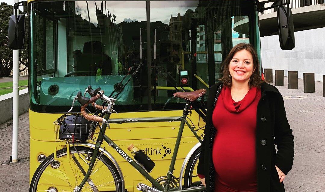 La ministra va a partorire da sola in bici: nasce un maschietto