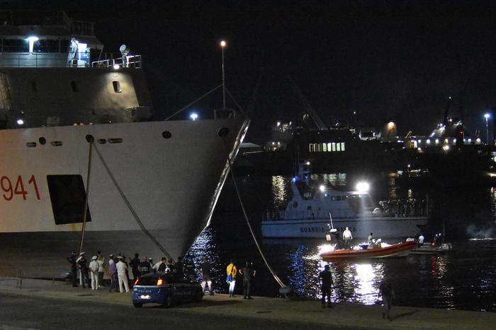 Si è concluso nella notte lo sbarco di tutti i migranti dalla Diciotti