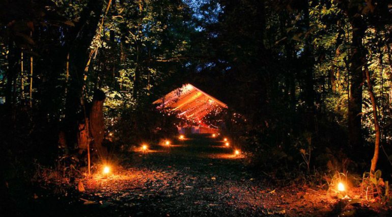La notte delle candele nel bosco delle fate al Lago d’Averno