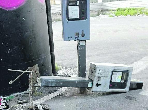 Napoli, vandali tentano di rubare l’incasso dal parcheggio dell’Anm a Chiaiano
