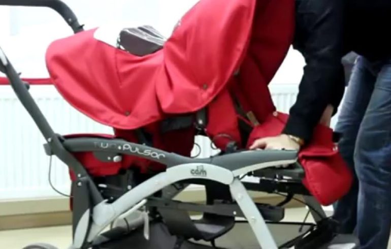 Ladri insensibili, rubano anche il passeggino del bambino dal cofano dell’auto: arrestati