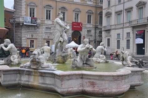12enne fa il bagno nella fontana di piazza Navona, multa ai genitori
