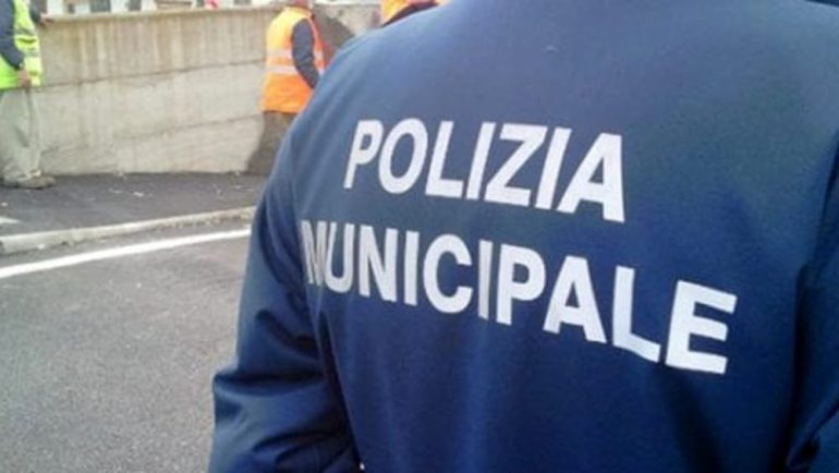 Napoli, controlli in via Toledo, sequestrata merce agli ambulanti