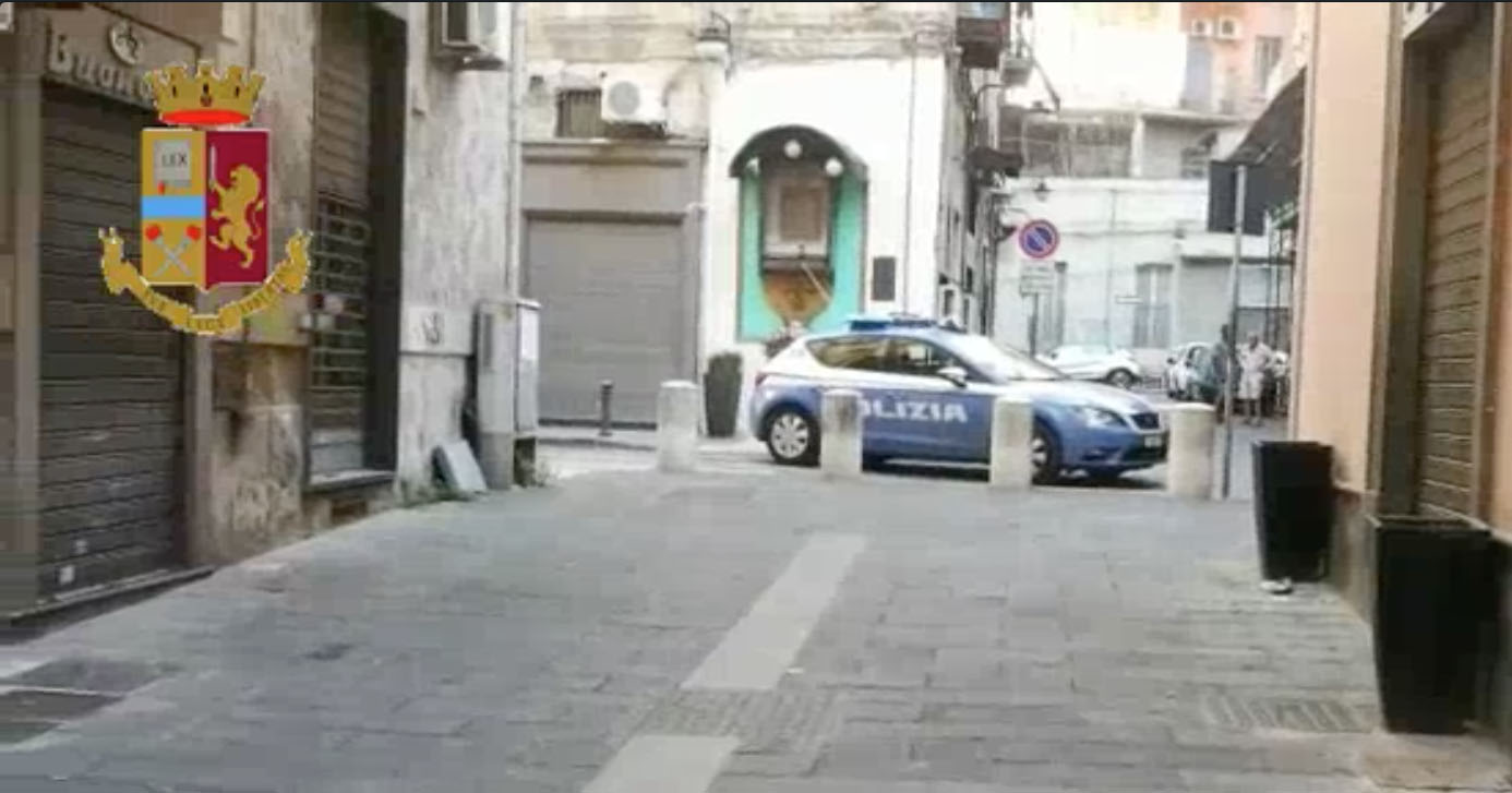 Ghanese rapina turista inglese: arrestato dalla polizia a Napoli. IL VIDEO