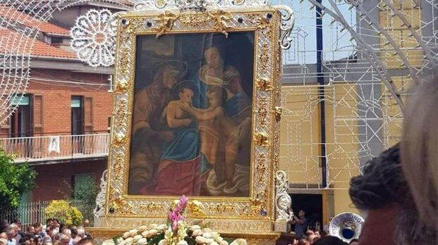 Il boss della ‘ndrangheta tra i portatori del quadro della Madonna: i carabinieri bloccano la processione