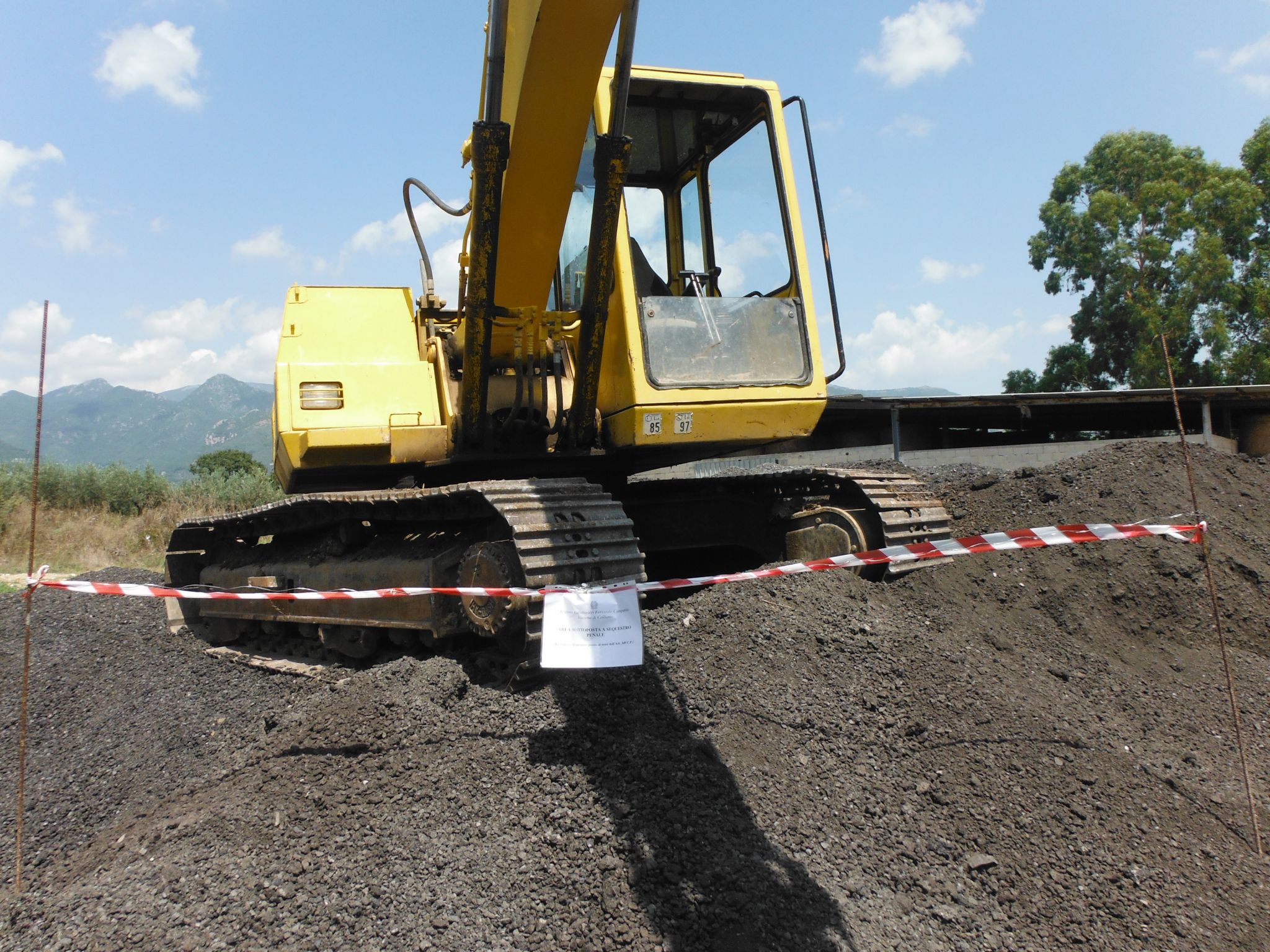 Sversavano asfalto in un’area agricola nel Salernitano: due denunciati