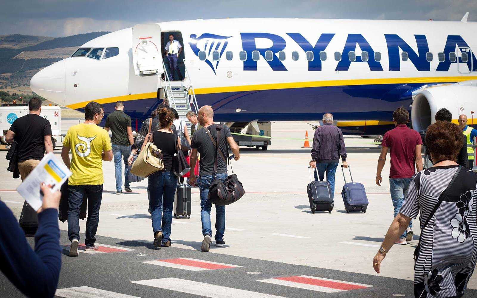 Ryanair annuncia: dal 1 novembre si paga per per portare il trolley in cabina