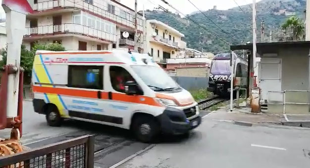 Clamoroso a Sarno: l’ambulanza transita al passaggio a livello con le barriere alzate e il treno in arrivo. IL VIDEO