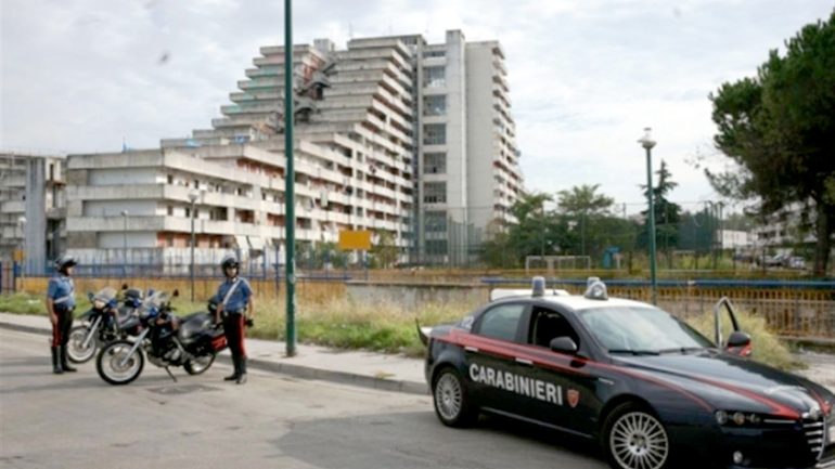 Scampia, nascondeva eroina e danaro contante: arrestato un 44enne
