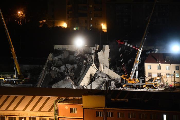 Genova: notte di scavi tra le macerie, nessun recupero, si cerca ancora