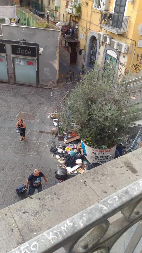 Napoli di nuovo città pattumiera: spazzatura anche vicino all’ospedale