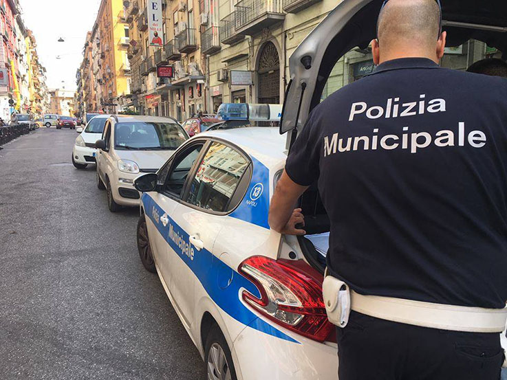 Napoli, sigarette di contrabbando e furto di energia elettrica: blitz della Municipale a Porta Nolana