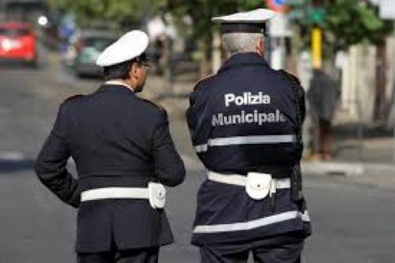 Napoli, controlli dei vigili: multe e sequestri al Vomero