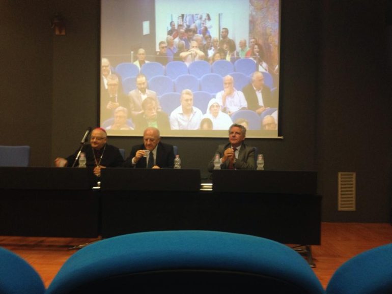 De Luca inaugura inagura reparti a Nocera e parla delle bombe per difendere l’Ospedale del Mare