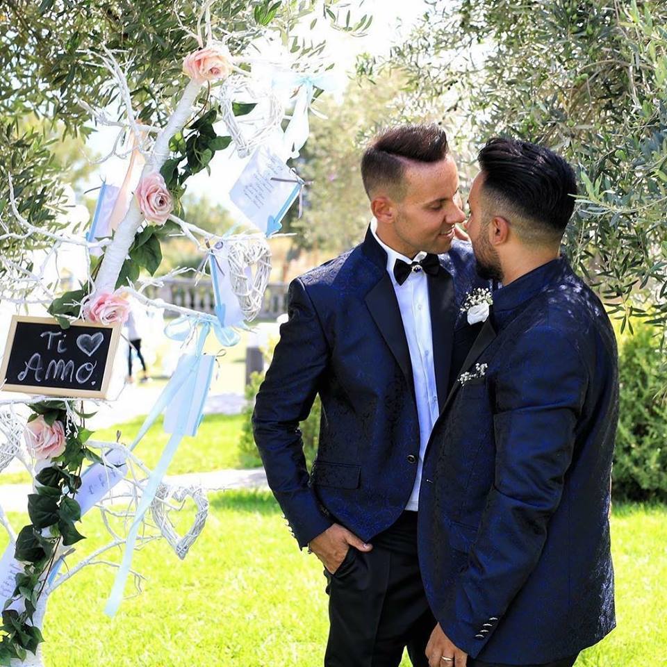 Incredibile a Torre Annunziata, a Gianni e Ciro rifiutato l’ingresso per le foto a Villa Tiberiade: ‘Non potete entrare perché siete gay’