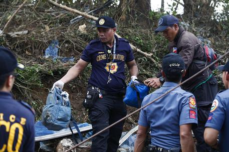 Filippine, van cade in burrone: 14 morti