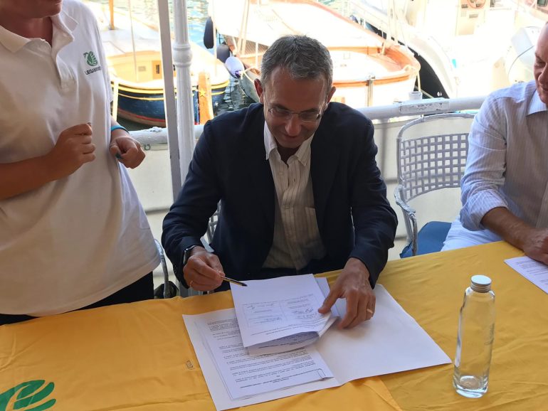 Sorrento: Legambiente firma alla presenza del Ministro Costa primo protocollo regionale Fishing for Litter