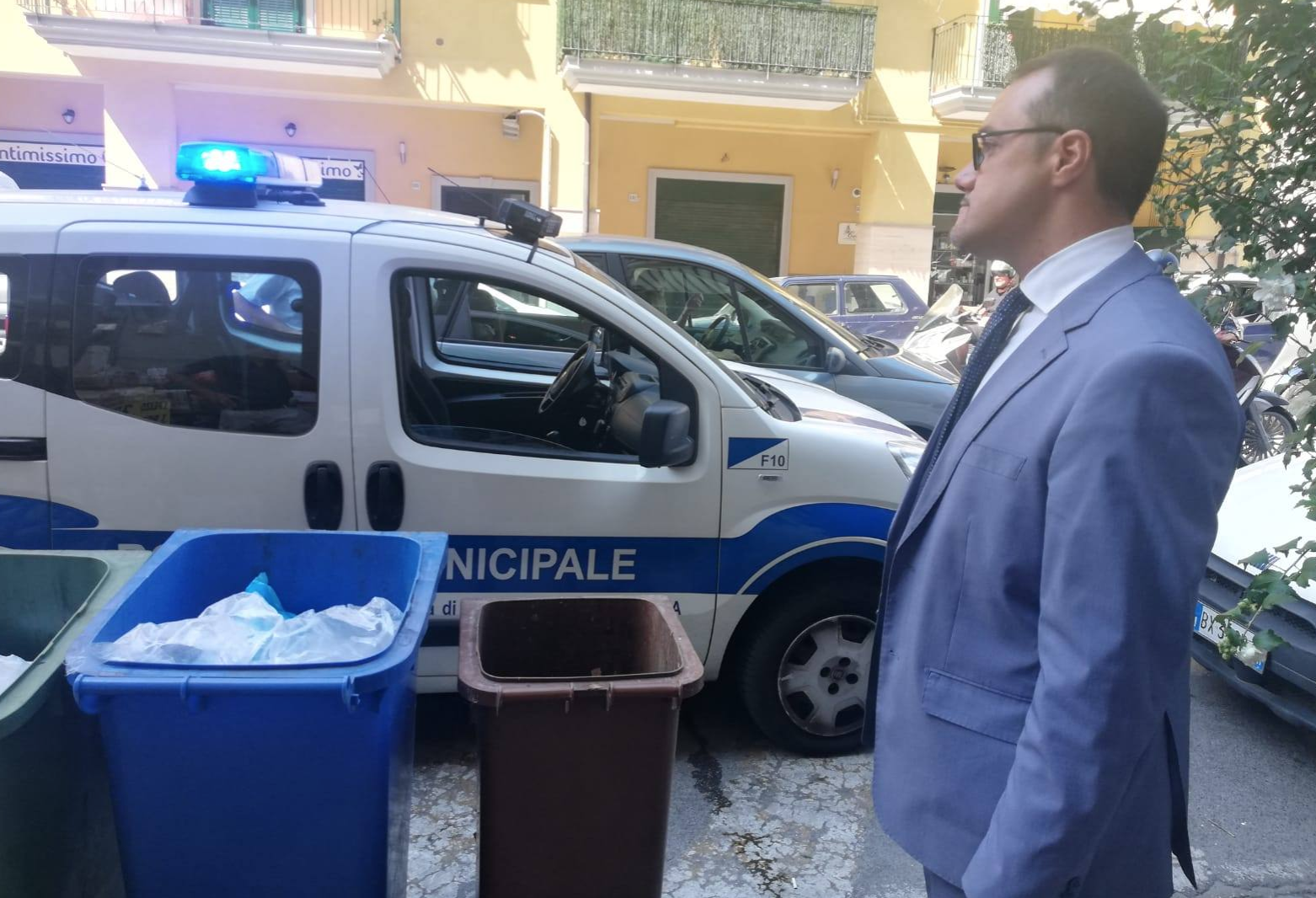 Castellammare, l’assessore “sceriffo” e il sindaco in strada multano gli abusivi