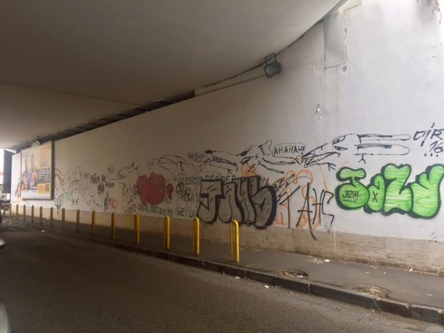 Vomero, via Doria: muri imbrattati con scritte e disegni