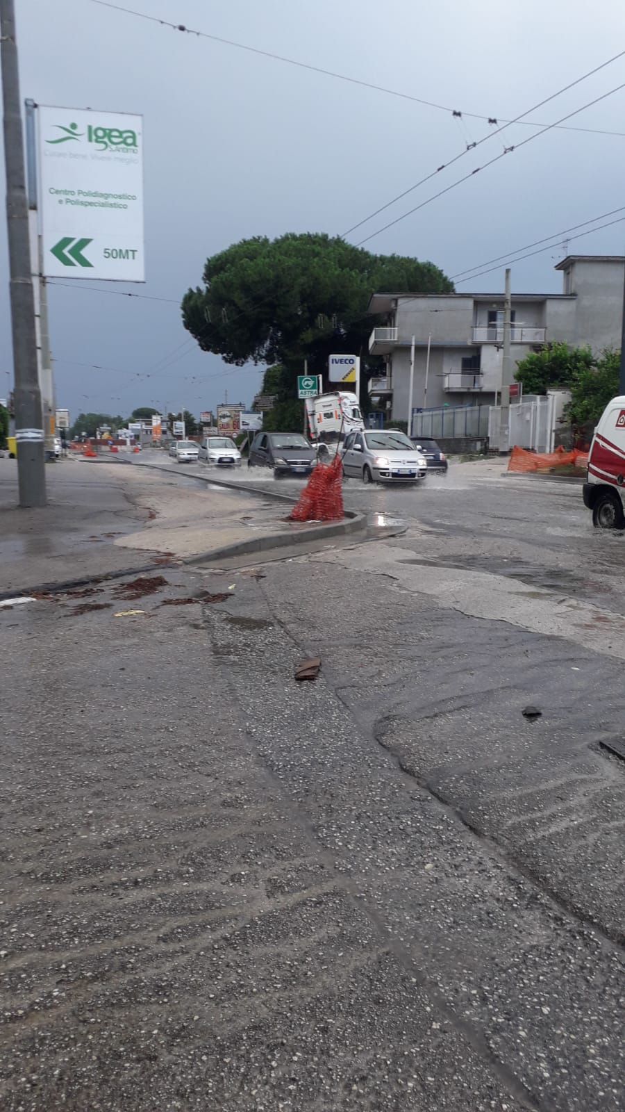 Temporale a Napoli: tetto scoperchiato e due aerei dirottati. Sprofonda la Aversa-Melito