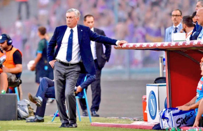 Napoli accolto dai cori ‘Vergogna’. Ancelotti rispolvera Hysaj in difesa e poi schiera Lozano e Mertens in attacco