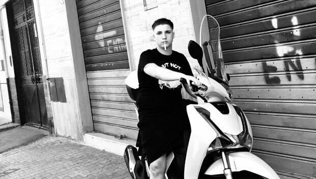 ‘Se un giorno la velocità mi dovesse uccidere, non piangere perché in quel momento stavo sorridendo’, 15enne muore in un incidente stradale