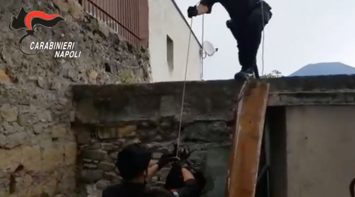 Ercolano, bomba e pistola recuperate dai carabinieri nel cuore di Resina. IL VIDEO