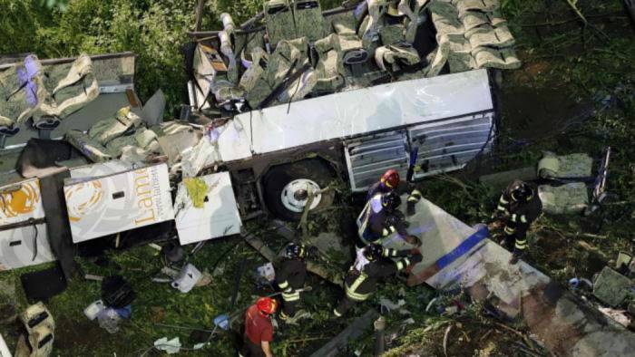 Strage del bus: continua la ‘guerra delle perizie’ e i parenti delle 40 vittime urlano: ‘Dovete pagare’
