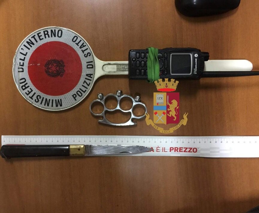 Napoli, 14enne sorpreso con coltello e noccoliera: denunciato