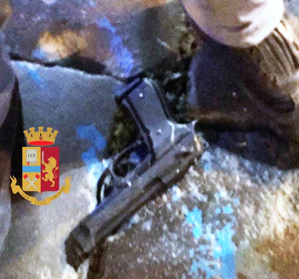 Napoli, due rapine in meno di un’ora: in fuga puntano la pistola contro la polizia. Catturati