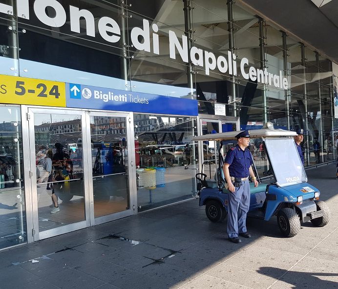 Napoli, ruba smartphone dallo zaino a una turista alla Stazione Centrale: arrestato abile borseggiatore