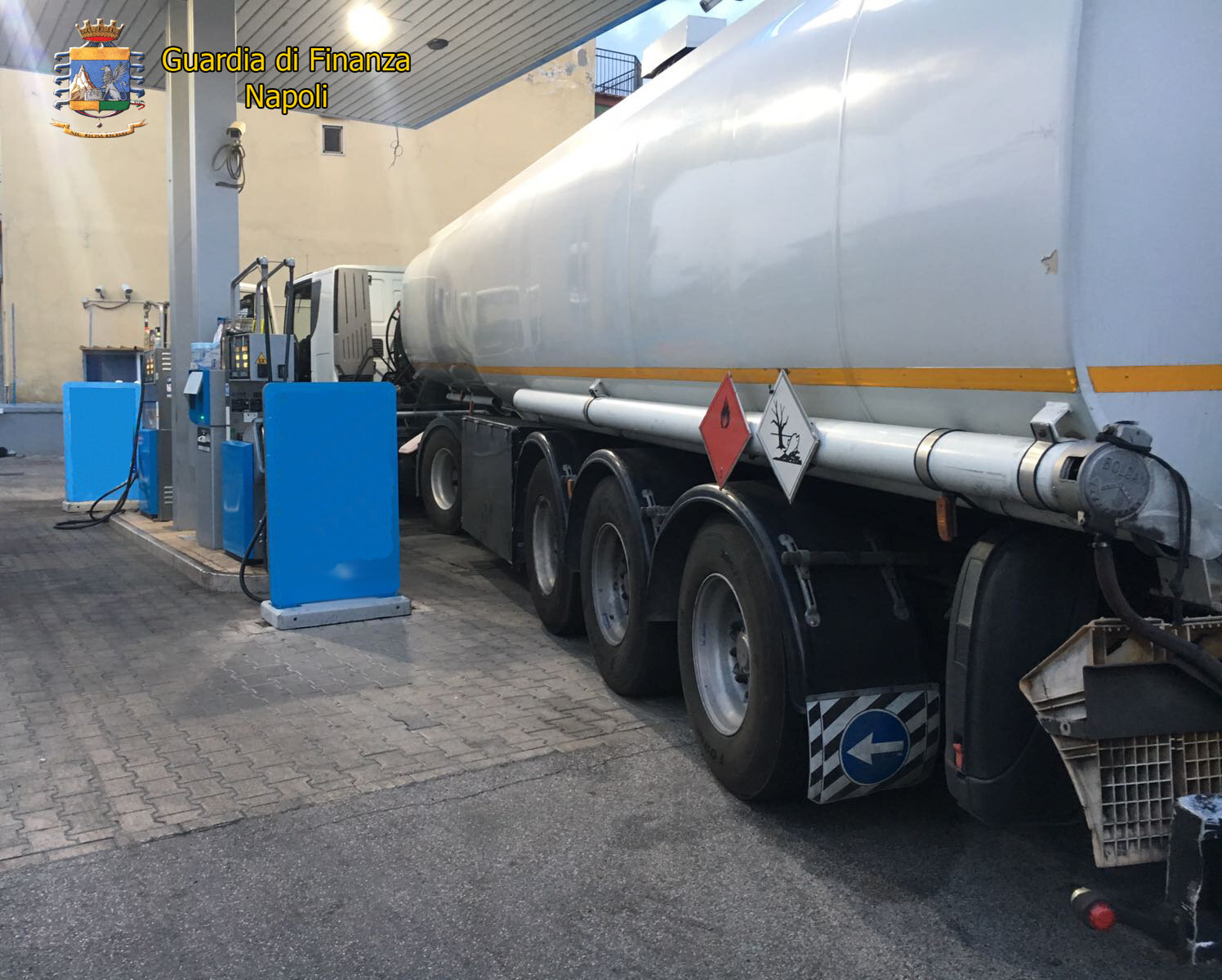 Acqua nel gasolio: denunciato benzinaio a Salerno