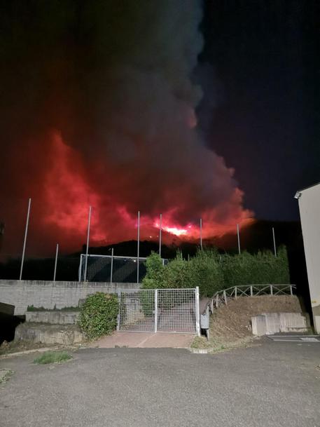 Inferno di fuoco nel Pisano, 500 sfollati: é l’apocalisse