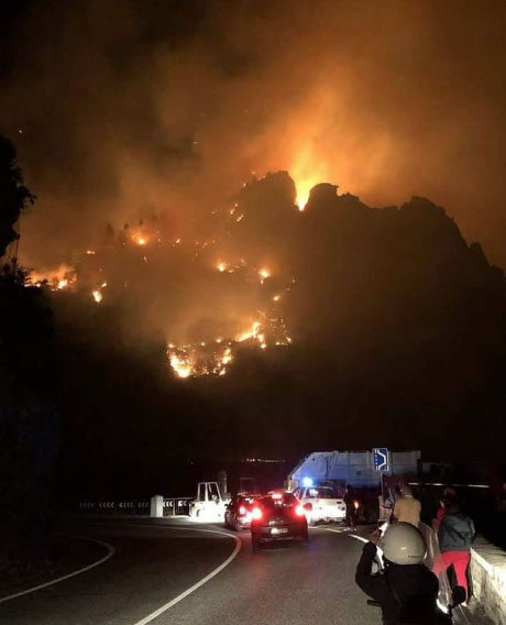 Paura tra Vico Equense e Positano: l’incendio continua ad avanzare