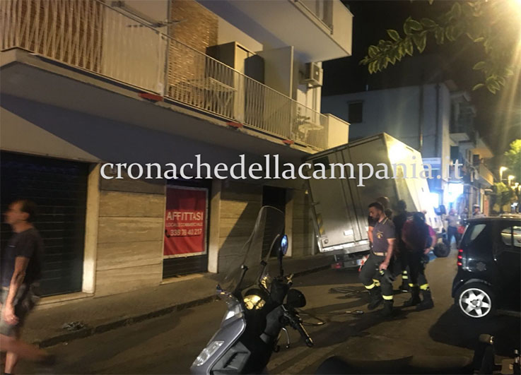 Castellammare, camion incastrato sotto al balcone: traffico bloccato