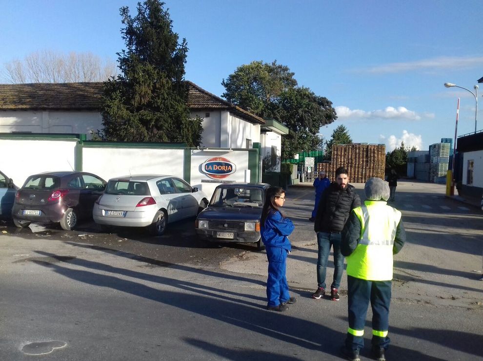 I dipendenti La Doria di Acerra bloccano la strada provinciale