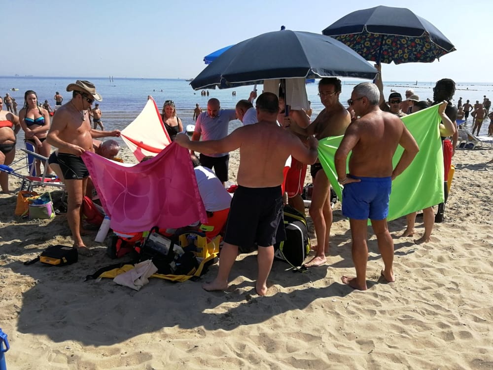 Turista muore in spiaggia Rimini senza bagnini, é polemica
