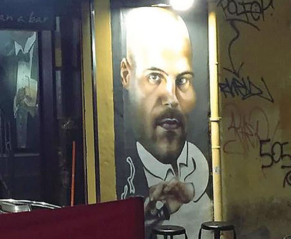 Il sindaco di Catania fa cancellare il ritratto di Ciro l’Immortale all’esterno di un bar, polemiche sui social
