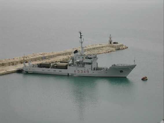 Lo scoop de Le Iene: 700 chili di ‘bionde’ sulla nave militare che doveva fermare i migranti